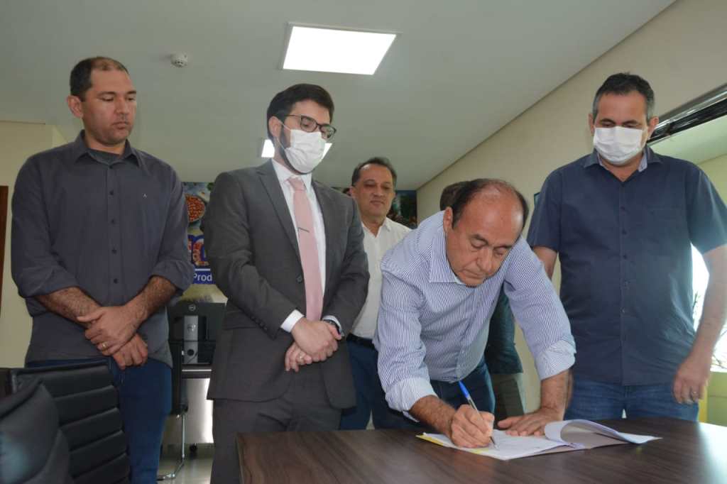 Bocalom assina Projeto de Lei para coibir furtos de fios e cobres na capital